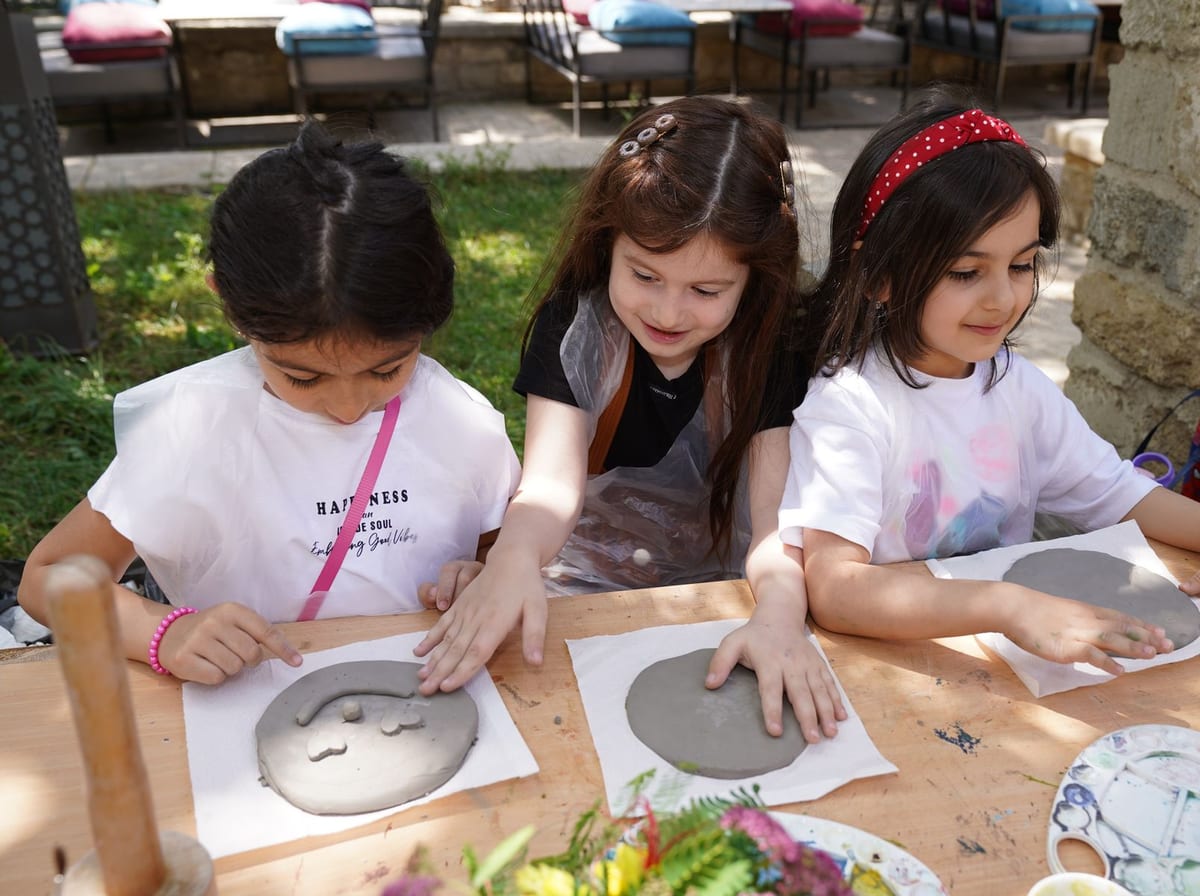 Sarı Yuva'da sanat atölyesinde hayal gücünü keşfeden çocuklar